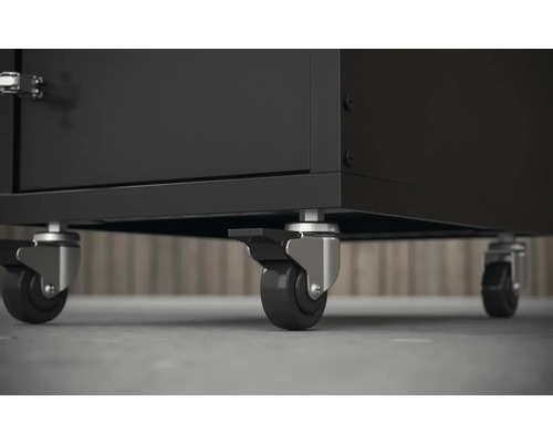 Detailaufnahme von Werkzeugwagenrollen zur Mobilität.