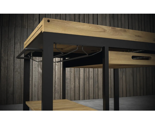 Vue détaillée d''un chariot de service avec plateau en bois et porte-verres