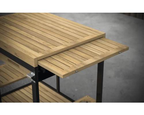 Vue détaillée d''un chariot de service en teck avec plan de travail coulissant et étagères.