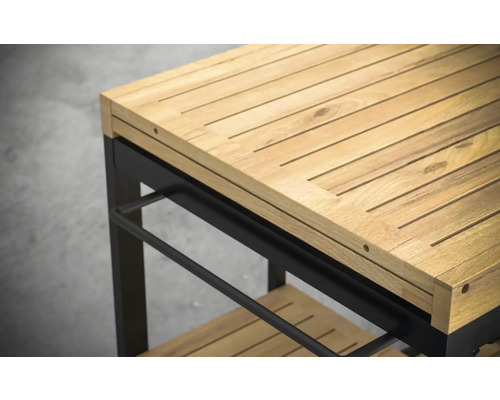 Vue détaillée d''un chariot de service avec plan de travail en bois et cadre en métal noir.