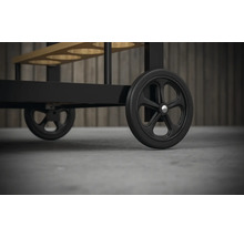 Gros plan d''un chariot de service avec des roues noires.