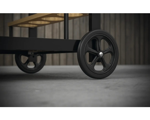 Gros plan d''un chariot de service avec des roues noires.