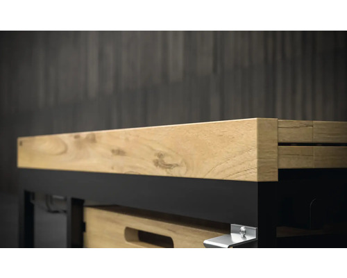 Vue détaillée d''un établi avec plateau en bois et tiroir