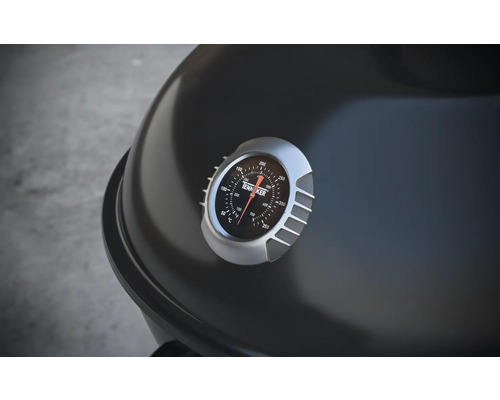 Vue détaillée d''un thermomètre de grill sur le barbecue