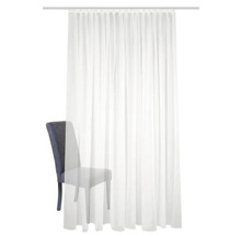 Rideau blanc opaque devant une chaise