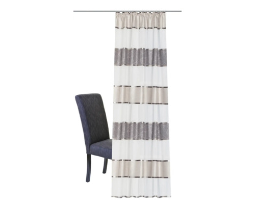 Echarpes décoratives à rayures à côté d''une chaise