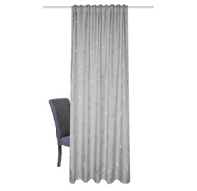 Écharpe décorative à motif devant une chaise