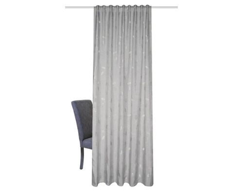 Écharpe décorative à motif devant une chaise