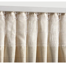 Rideau avec suspension à bande fronceuse sur tringle à rideaux