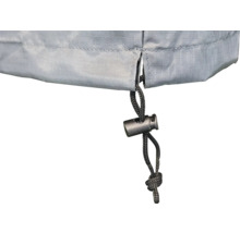 Gros plan sur une housse de protection avec cordon de serrage pour meubles de jardin