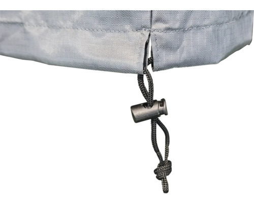 Gros plan sur une housse de protection avec cordon de serrage pour meubles de jardin