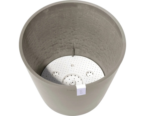 Vue intérieure d''un pot de fleurs avec insert d''irrigation