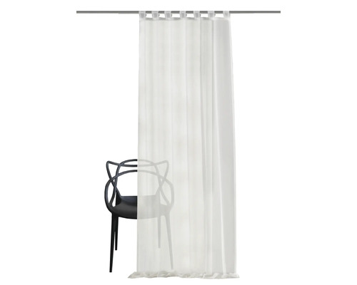 Vorhang aus transparentem Stoff neben einem Stuhl