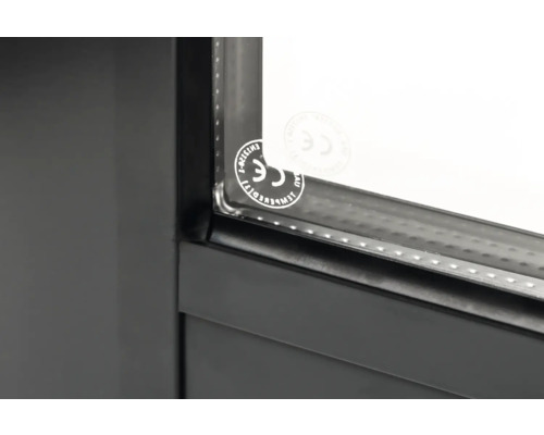 Nahaufnahme eines Fensters mit CE-Kennzeichnung für die Einhaltung europäischer Standards