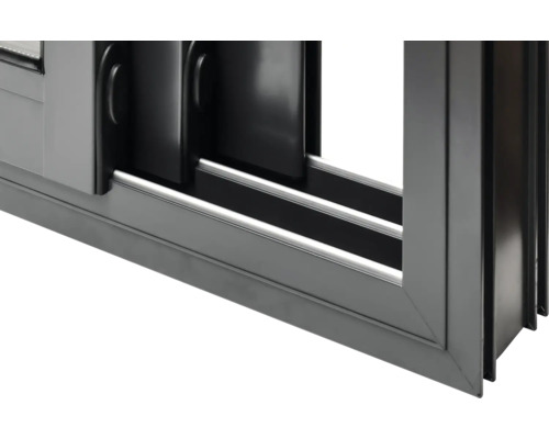 Detailaufnahme eines schwarzen Schiebefensters