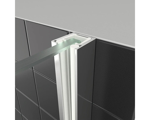 Gros plan d''une cabine de douche avec verre et cadre