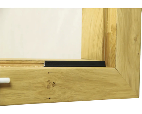 Vue détaillée d''une fenêtre en bois avec profilé d''étanchéité