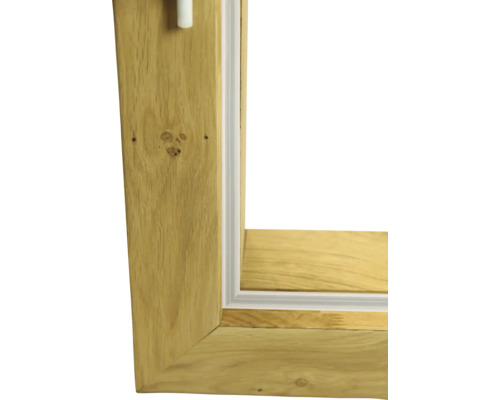 Vue détaillée d''un cadre de fenêtre en bois avec joint blanc