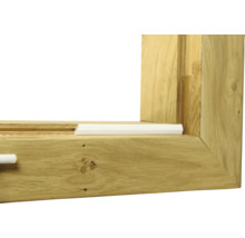 Detailansicht eines Holzfensters mit Dichtungsprofil