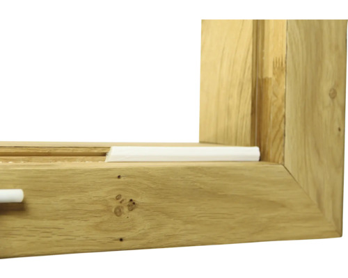 Vue détaillée d''une fenêtre en bois avec profilé d''étanchéité