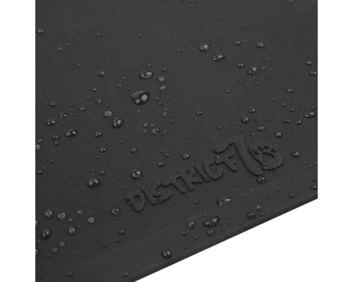 Schwarze Matte mit Wassertropfen und District 70 Logo