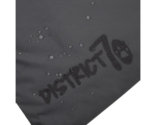 District 70 Logo auf wasserabweisendem Material mit Wassertropfen