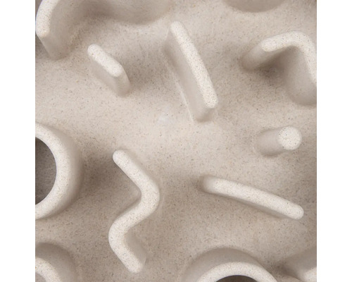 Nahaufnahme eines beige-farbenen Labyrinths mit verschiedenen Formen.