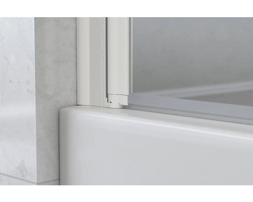 Detailaufnahme einer Badewannenabtrennung mit Rahmen und Glas