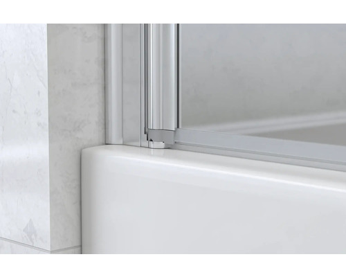 Detailansicht einer Duschkabine mit Aluminiumrahmen und Badewanne.