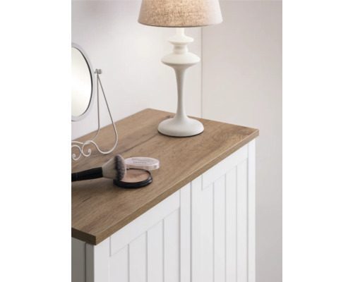 Coiffeuse avec miroir, lampe et accessoires de maquillage