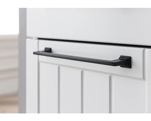 Porte-serviettes sur un meuble de salle de bain blanc