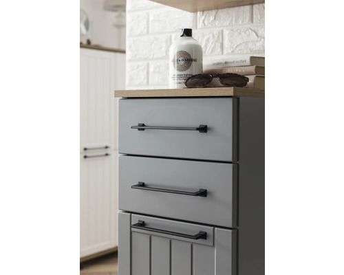Meuble de salle de bain gris avec trois tiroirs et poignées noires.
