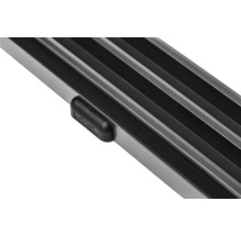 Detailansicht eines silberfarbenen Aluminiumrosts mit schwarzem Gummifuß