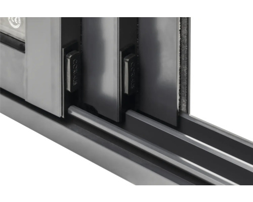 Vue détaillée d''une porte coulissante avec ferrures