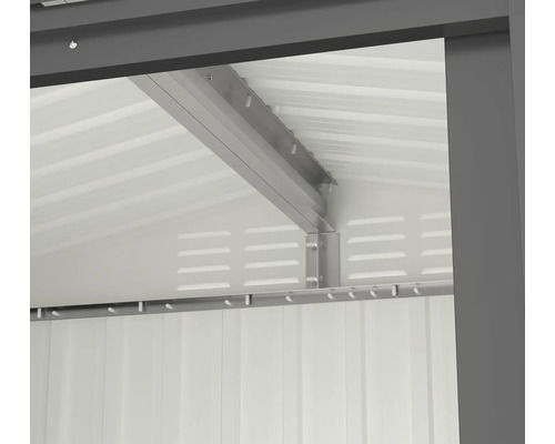 Vue détaillée de l''intérieur d''un abri de jardin avec cadre métallique et toit.