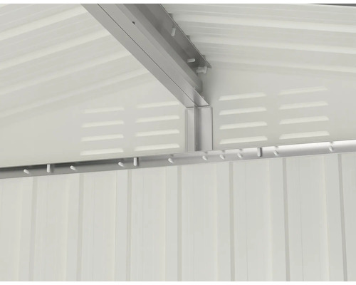 Vue intérieure d''un abri de jardin avec structure métallique et toit