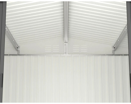 Vue intérieure d''un abri de jardin avec toit et murs en métal.