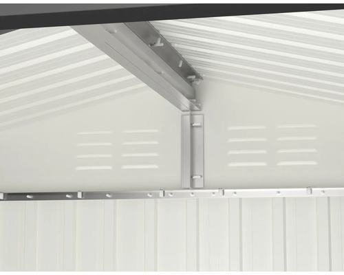 Vue intérieure d''un abri de jardin avec fentes d''aération