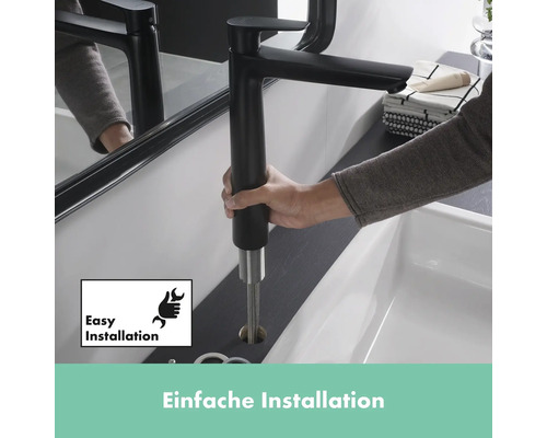 Installation d''un robinet de lavabo noir dans la salle de bain