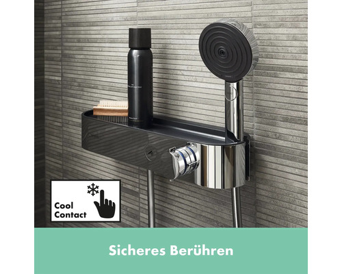 Robinet de douche avec étagère et pommeau de douche devant un mur carrelé