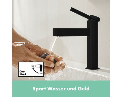 Schwarzer Wasserhahn mit Cool Start Funktion und Hände unter laufendem Wasser