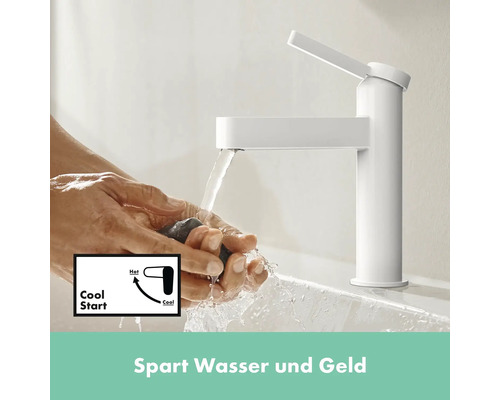 Robinet blanc avec fonction Cool Start et mains sous l''eau courante