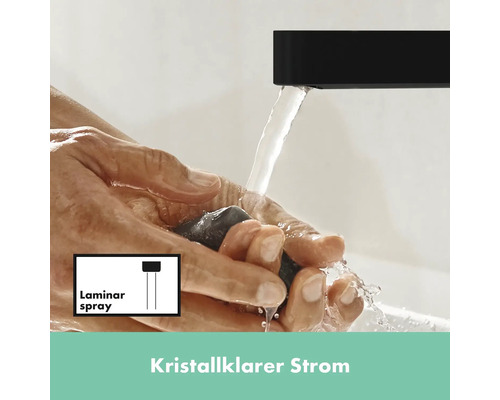 Robinet avec jet laminaire en cours d''utilisation avec les mains sous l''eau courante