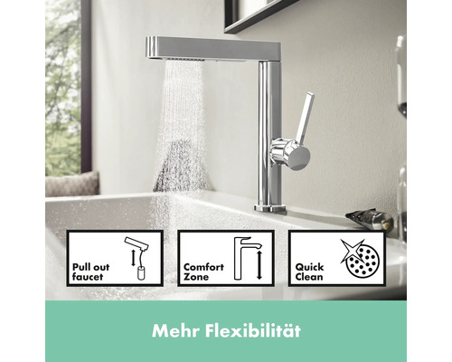 Aufnahme einer modernen, verchromten Küchenarmatur mit Wasserfluss, hervorgehoben durch Symbole für Ausziehbrause, Komfortzone und einfache Reinigung.