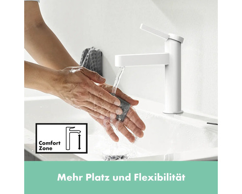 Weißer Waschtischmischer mit Person, die Hände wäscht