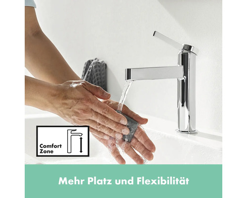 Person wäscht sich die Hände an einem Chrom-Waschtischmischer mit Komfortzone
