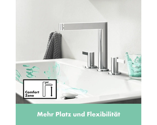 Waschtischarmatur aus Chrom mit Bedienhebeln an einem weißen Waschbecken