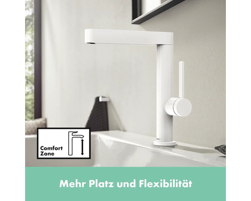 Mitigeur de lavabo blanc dans une salle de bains