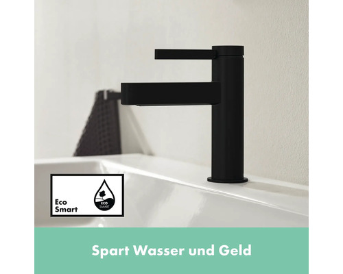 Schwarzer Wasserhahn auf einem Waschbecken mit EcoSmart Symbol für Wassersparen