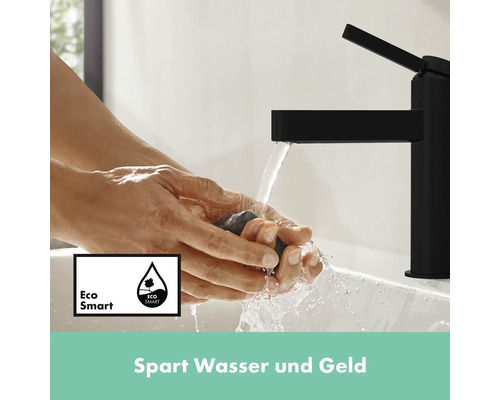 Person wäscht Hände unter einem schwarzen Wasserhahn mit Eco Smart Symbol